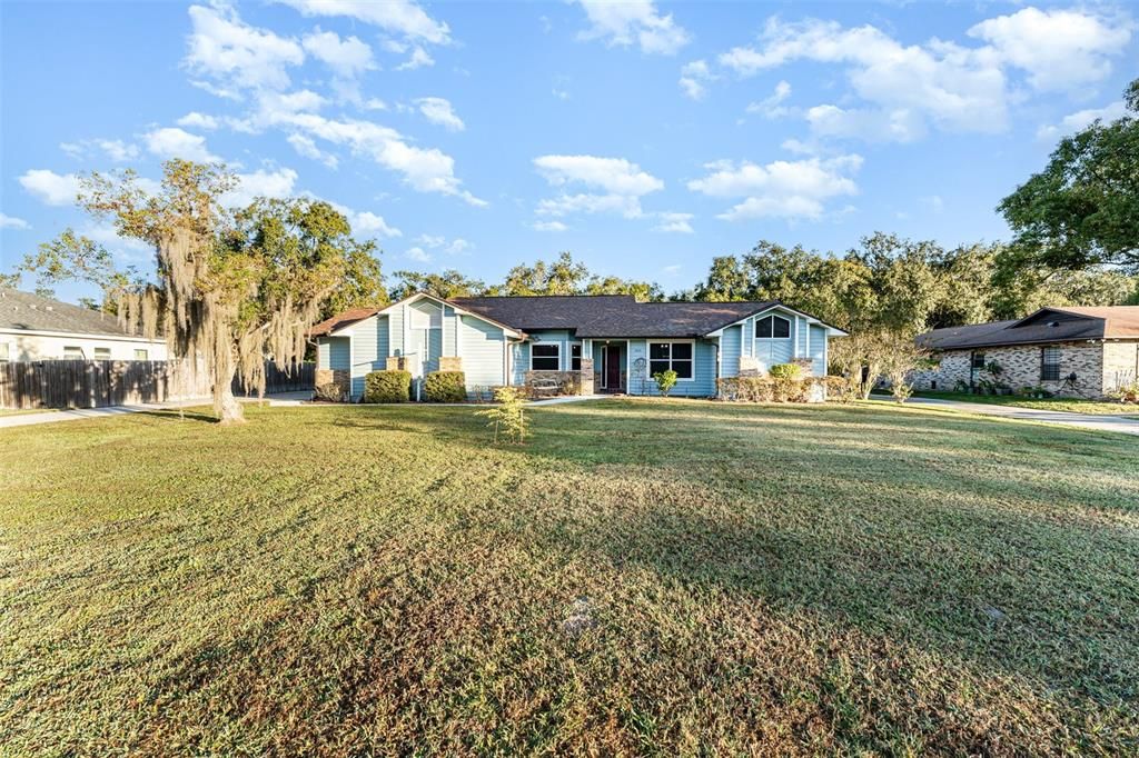 合同活跃: $415,000 (3 贝兹, 2 浴室, 1615 平方英尺)