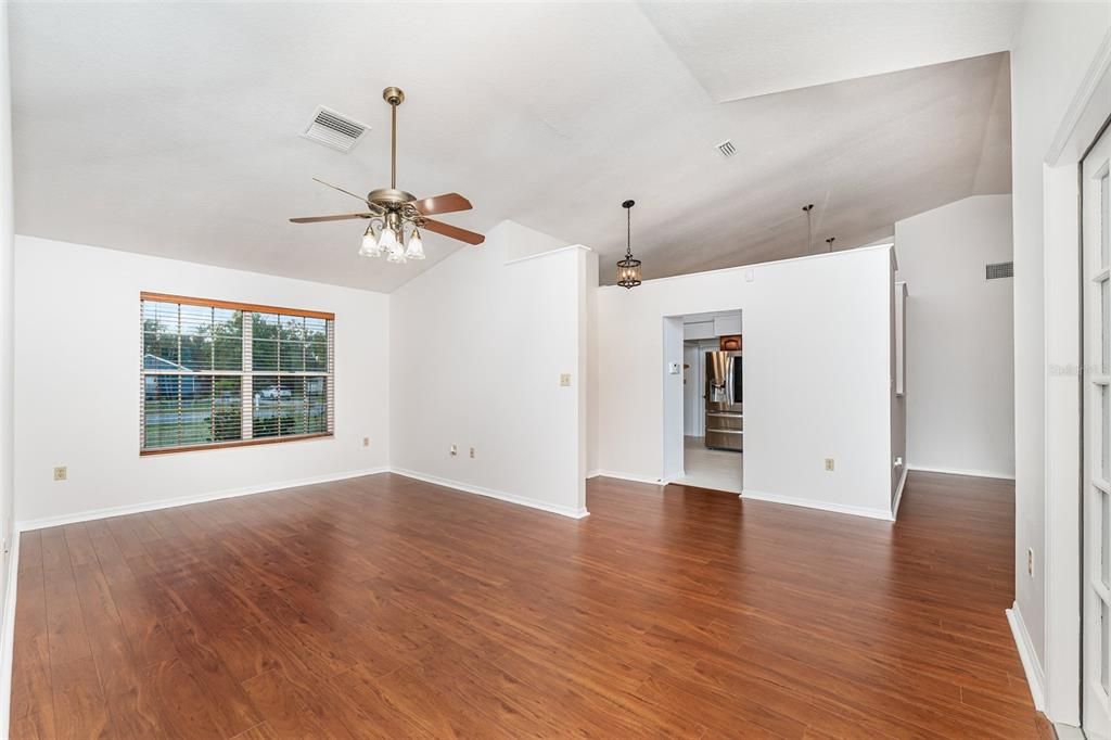 合同活跃: $415,000 (3 贝兹, 2 浴室, 1615 平方英尺)