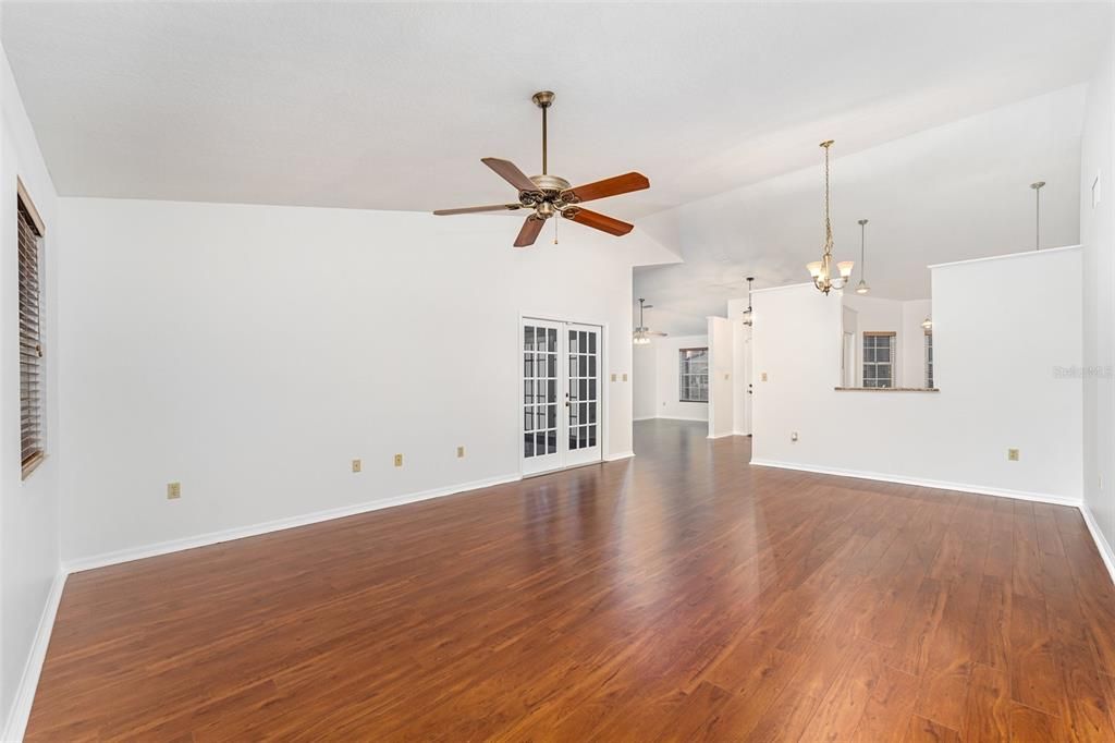 合同活跃: $415,000 (3 贝兹, 2 浴室, 1615 平方英尺)