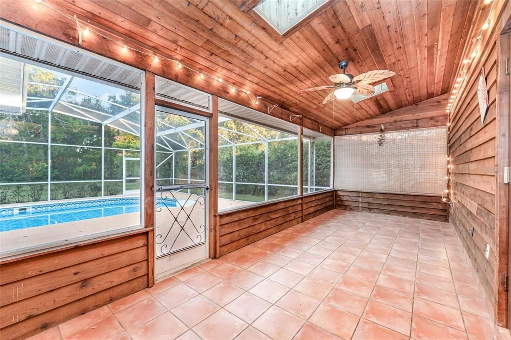 合同活跃: $415,000 (3 贝兹, 2 浴室, 1615 平方英尺)