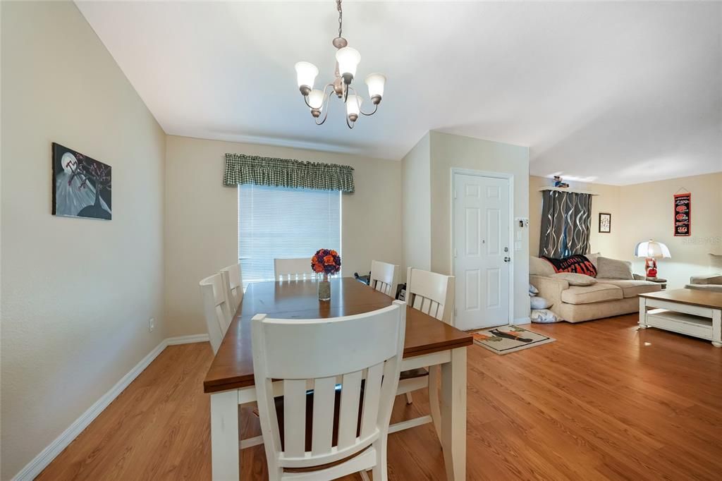 Activo con contrato: $270,000 (3 camas, 2 baños, 1640 Pies cuadrados)