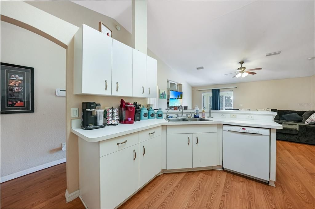 Activo con contrato: $270,000 (3 camas, 2 baños, 1640 Pies cuadrados)