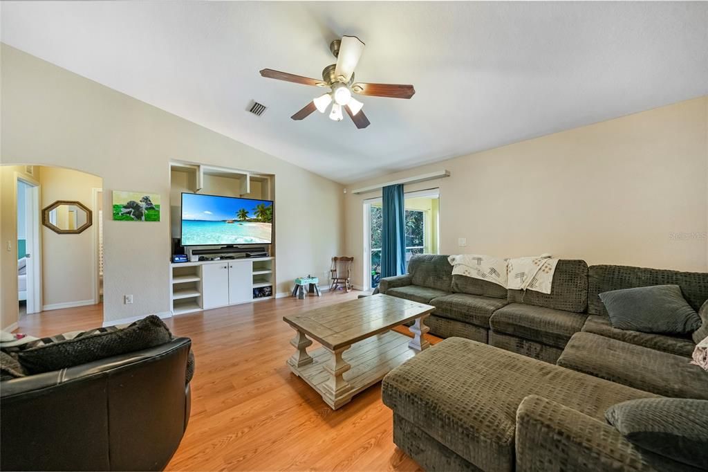 Activo con contrato: $270,000 (3 camas, 2 baños, 1640 Pies cuadrados)