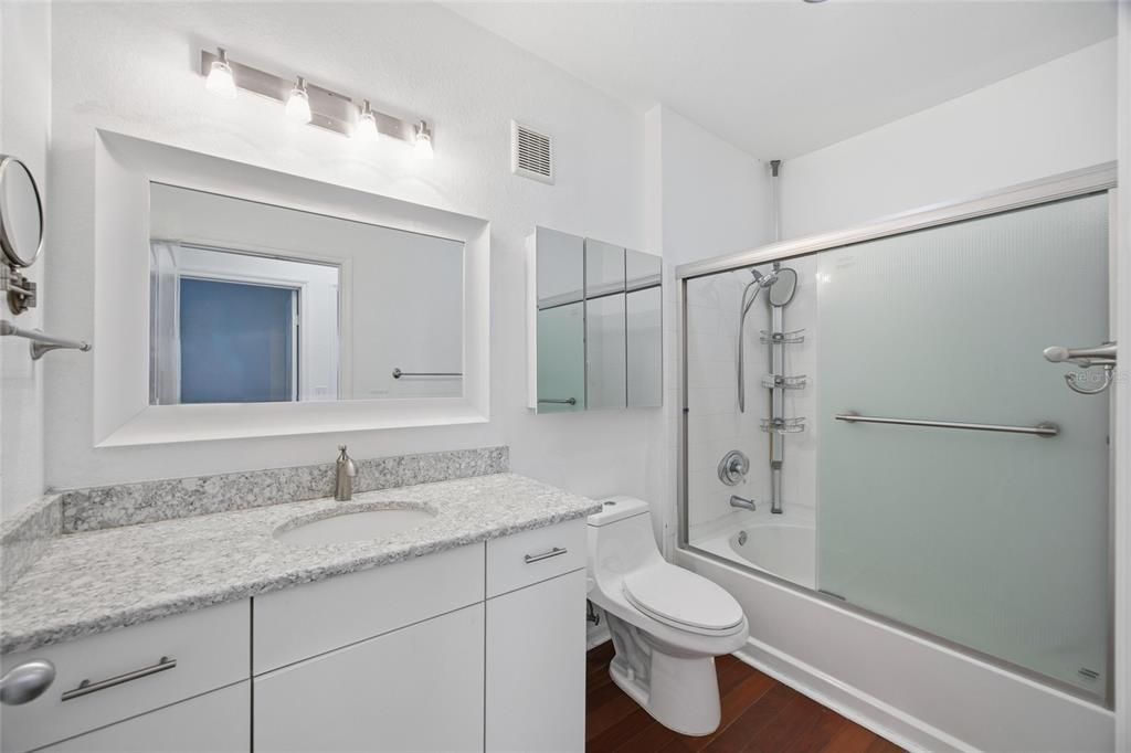 待售: $249,999 (2 贝兹, 1 浴室, 996 平方英尺)