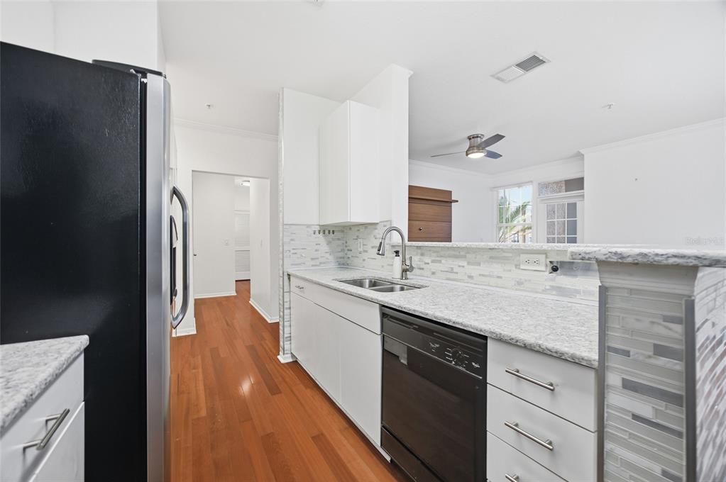 待售: $249,999 (2 贝兹, 1 浴室, 996 平方英尺)