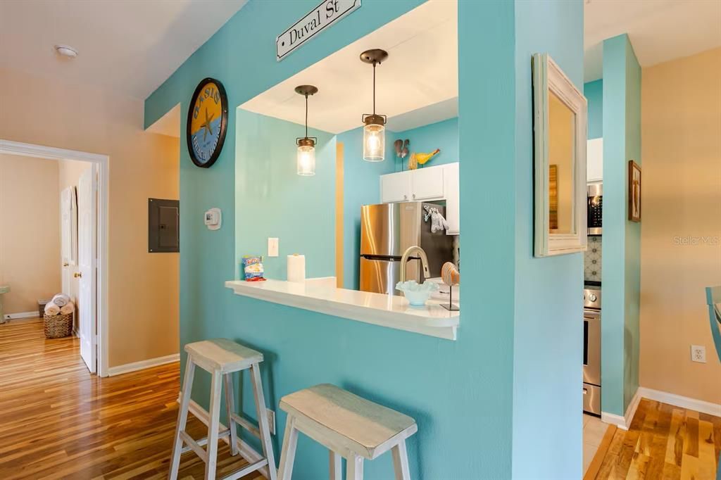 For Sale: $227,500 (1 beds, 1 baths, 701 Square Feet)