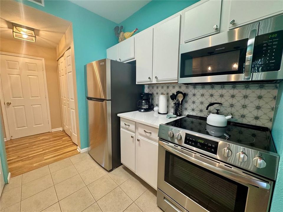 For Sale: $227,500 (1 beds, 1 baths, 701 Square Feet)