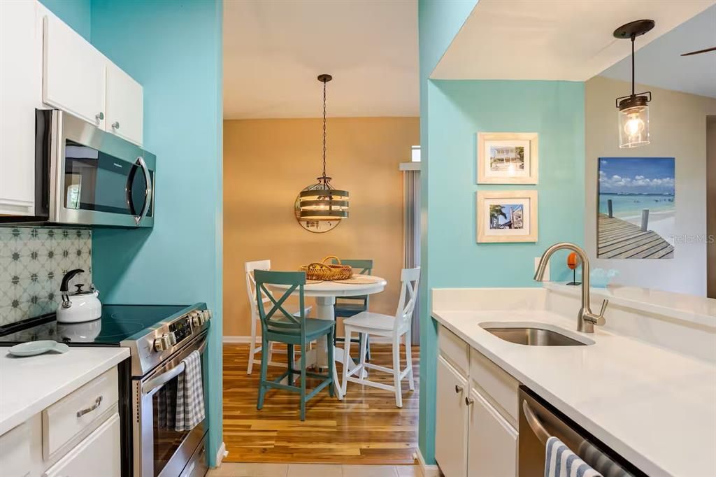 For Sale: $227,500 (1 beds, 1 baths, 701 Square Feet)