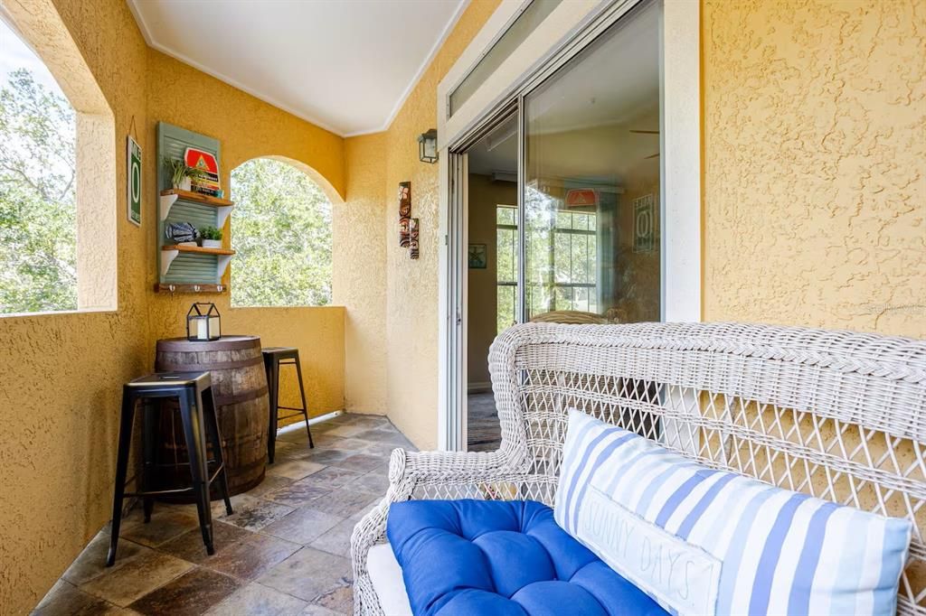 For Sale: $227,500 (1 beds, 1 baths, 701 Square Feet)