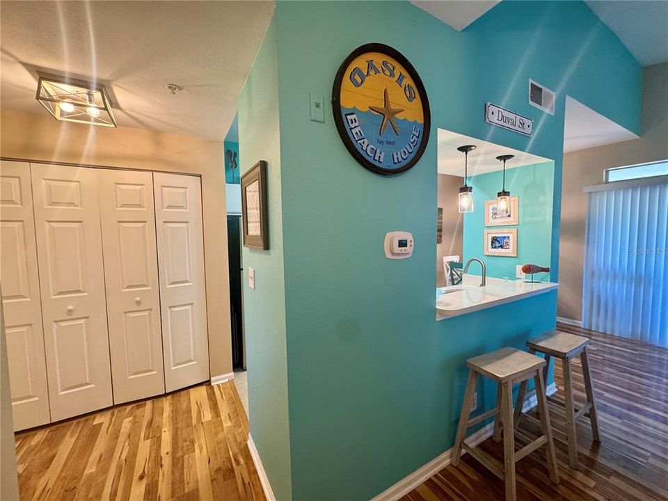 For Sale: $227,500 (1 beds, 1 baths, 701 Square Feet)