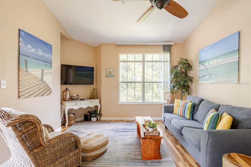 For Sale: $227,500 (1 beds, 1 baths, 701 Square Feet)