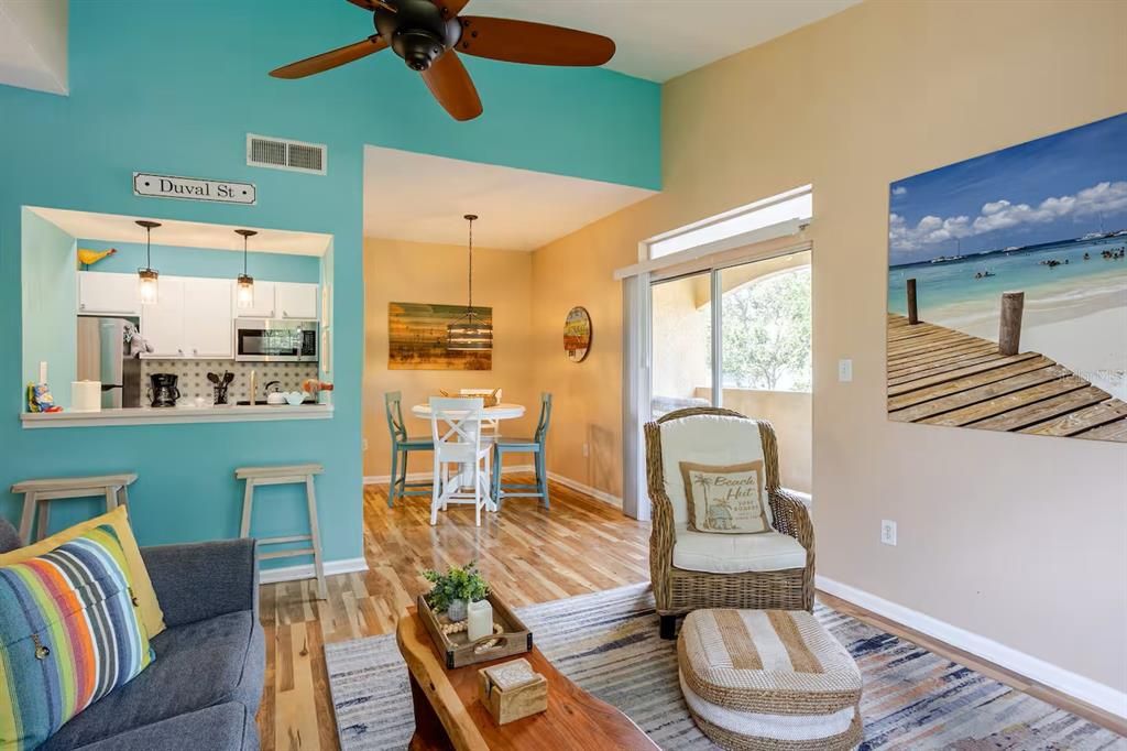 For Sale: $227,500 (1 beds, 1 baths, 701 Square Feet)