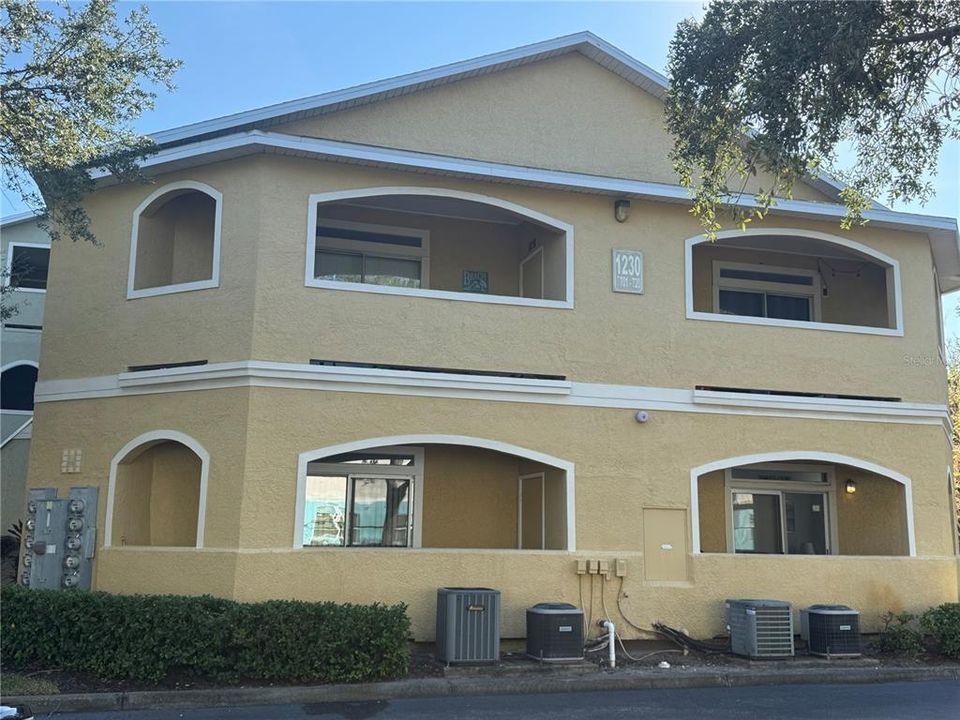 For Sale: $227,500 (1 beds, 1 baths, 701 Square Feet)