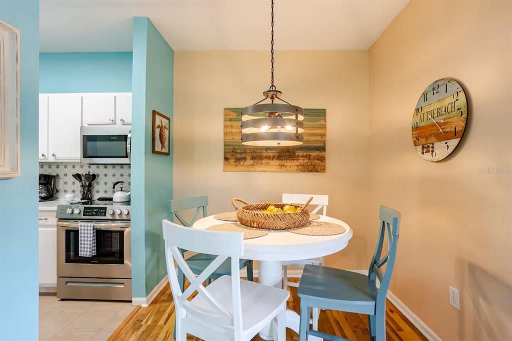 For Sale: $227,500 (1 beds, 1 baths, 701 Square Feet)