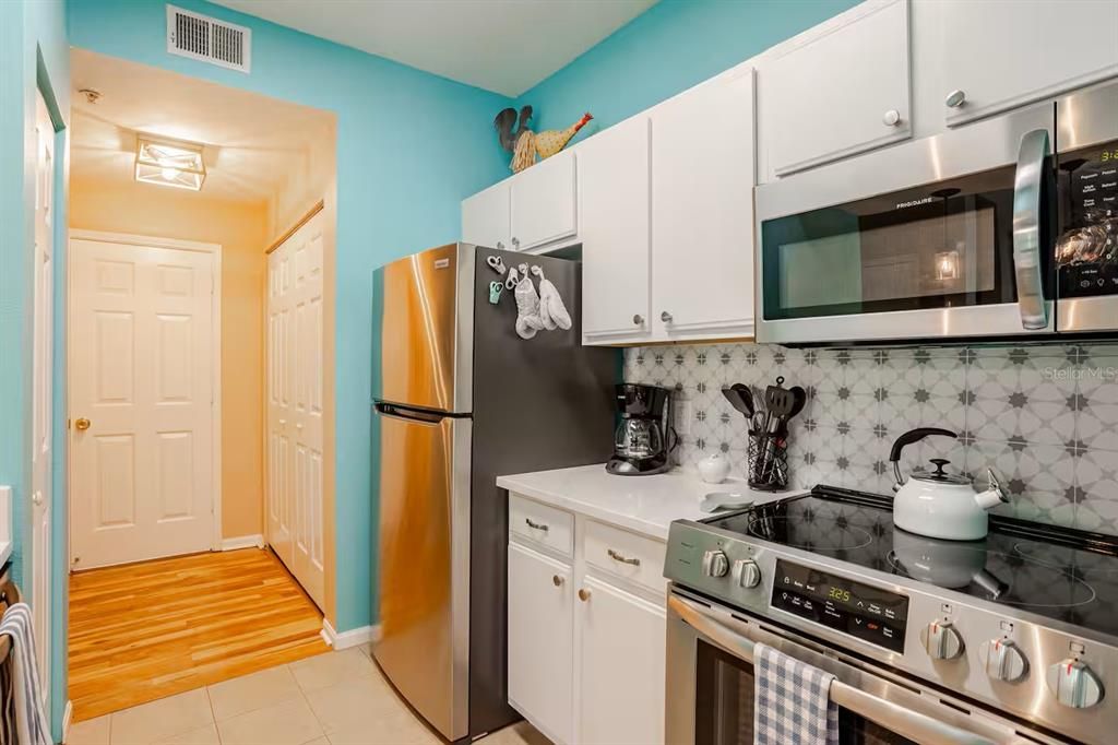 For Sale: $227,500 (1 beds, 1 baths, 701 Square Feet)
