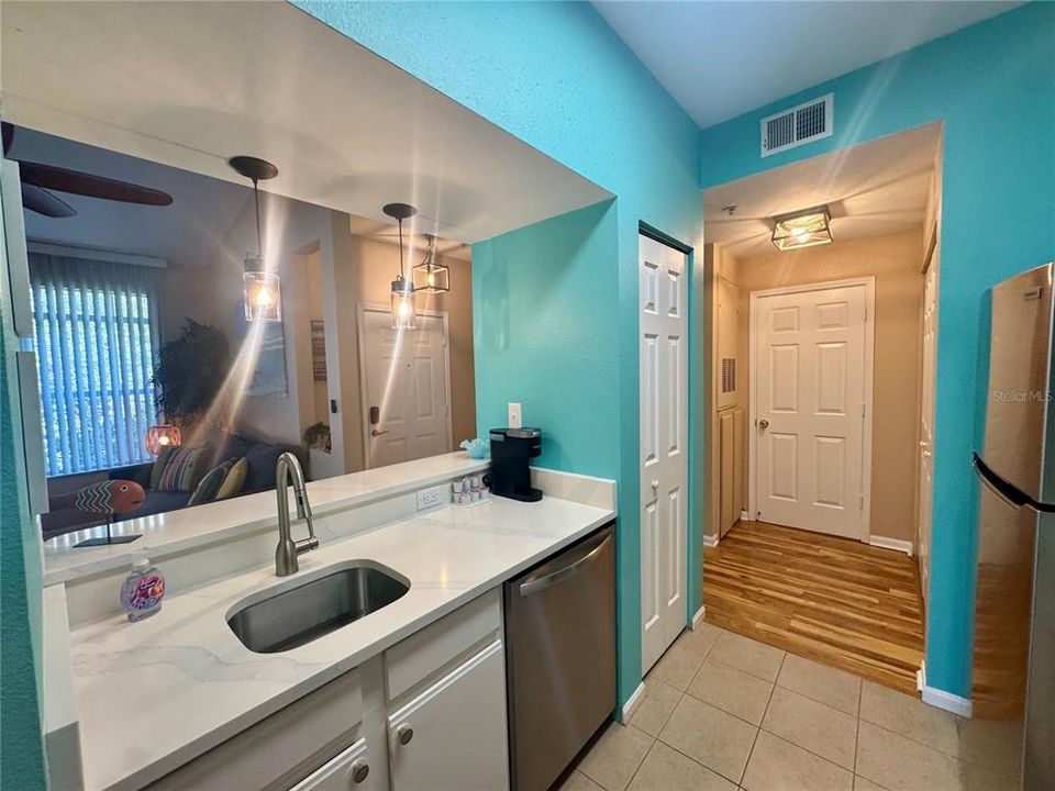 For Sale: $227,500 (1 beds, 1 baths, 701 Square Feet)