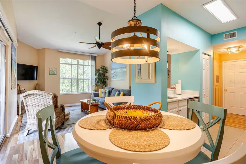 For Sale: $227,500 (1 beds, 1 baths, 701 Square Feet)