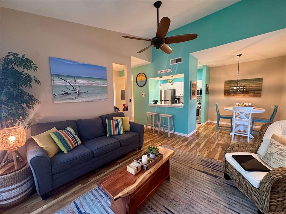 For Sale: $227,500 (1 beds, 1 baths, 701 Square Feet)