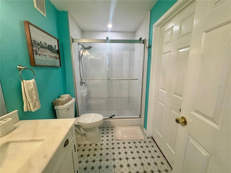 For Sale: $227,500 (1 beds, 1 baths, 701 Square Feet)