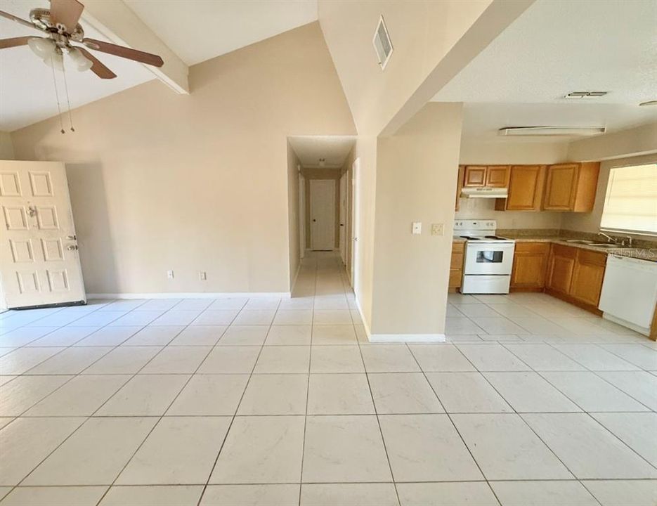 En Renta: $2,200 (4 camas, 2 baños, 1390 Pies cuadrados)