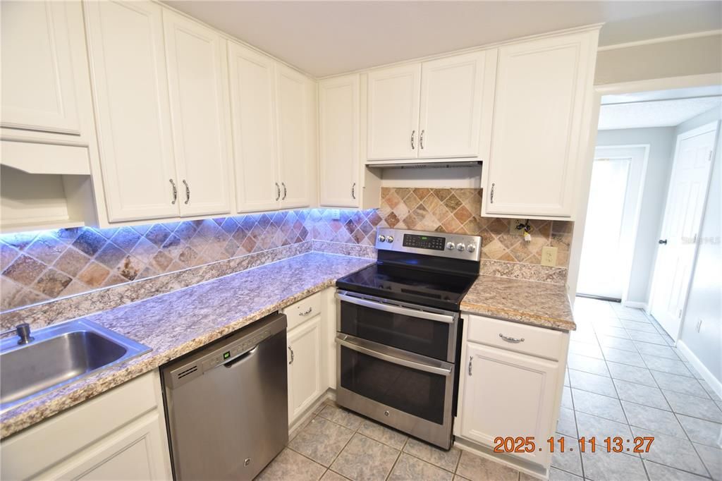 For Rent: $1,995 (3 beds, 2 baths, 1311 Square Feet)