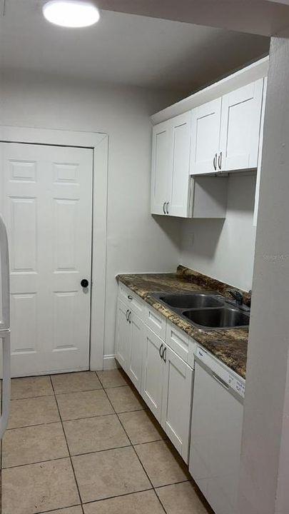 Active With Contract: $1,995 (2 beds, 1 baths, 1100 Square Feet)