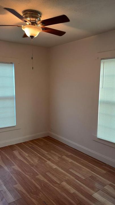 Active With Contract: $1,995 (2 beds, 1 baths, 1100 Square Feet)