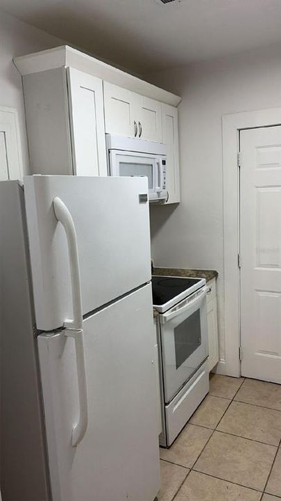 Active With Contract: $1,995 (2 beds, 1 baths, 1100 Square Feet)