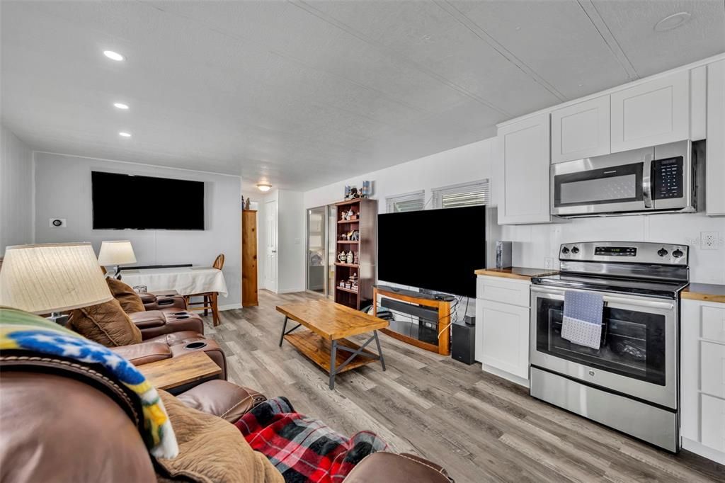 Active With Contract: $74,200 (2 beds, 2 baths, 840 Square Feet)