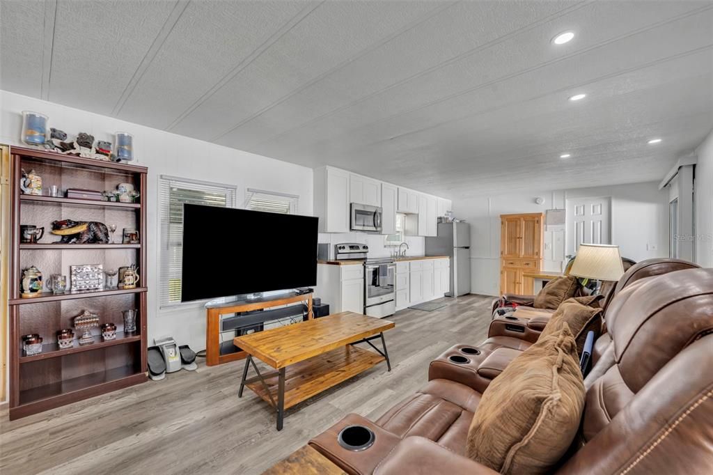 Active With Contract: $74,200 (2 beds, 2 baths, 840 Square Feet)