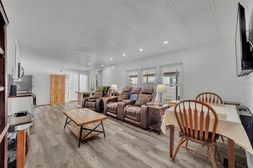 Active With Contract: $74,200 (2 beds, 2 baths, 840 Square Feet)