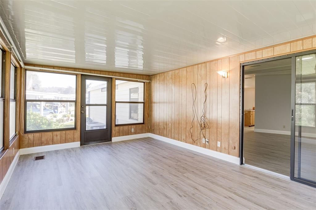 For Sale: $129,900 (2 beds, 2 baths, 1080 Square Feet)