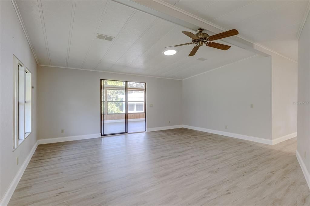 For Sale: $129,900 (2 beds, 2 baths, 1080 Square Feet)