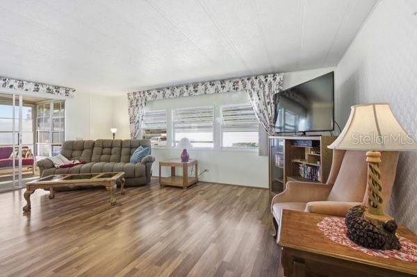 For Sale: $129,900 (2 beds, 2 baths, 1080 Square Feet)