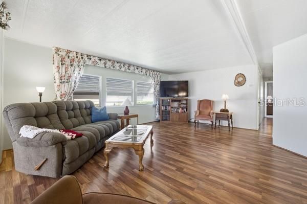 For Sale: $129,900 (2 beds, 2 baths, 1080 Square Feet)