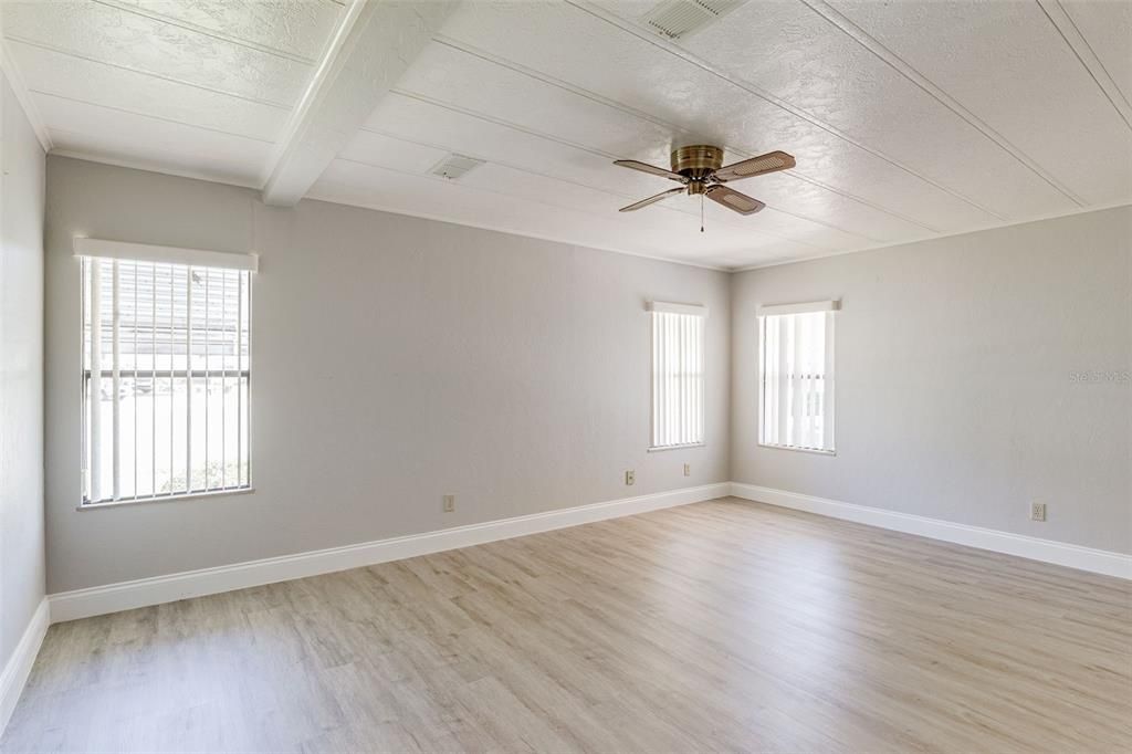 For Sale: $129,900 (2 beds, 2 baths, 1080 Square Feet)