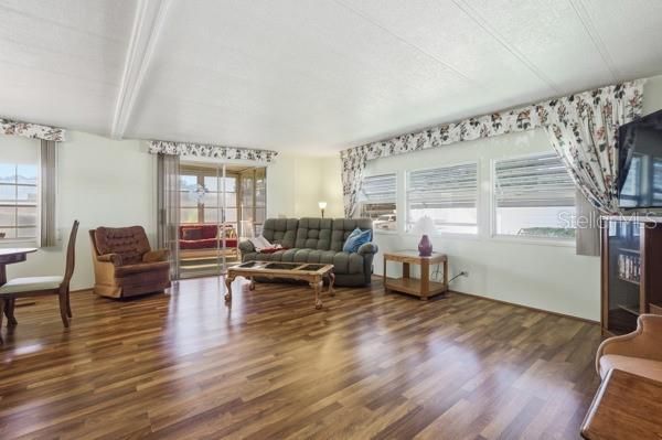 For Sale: $129,900 (2 beds, 2 baths, 1080 Square Feet)