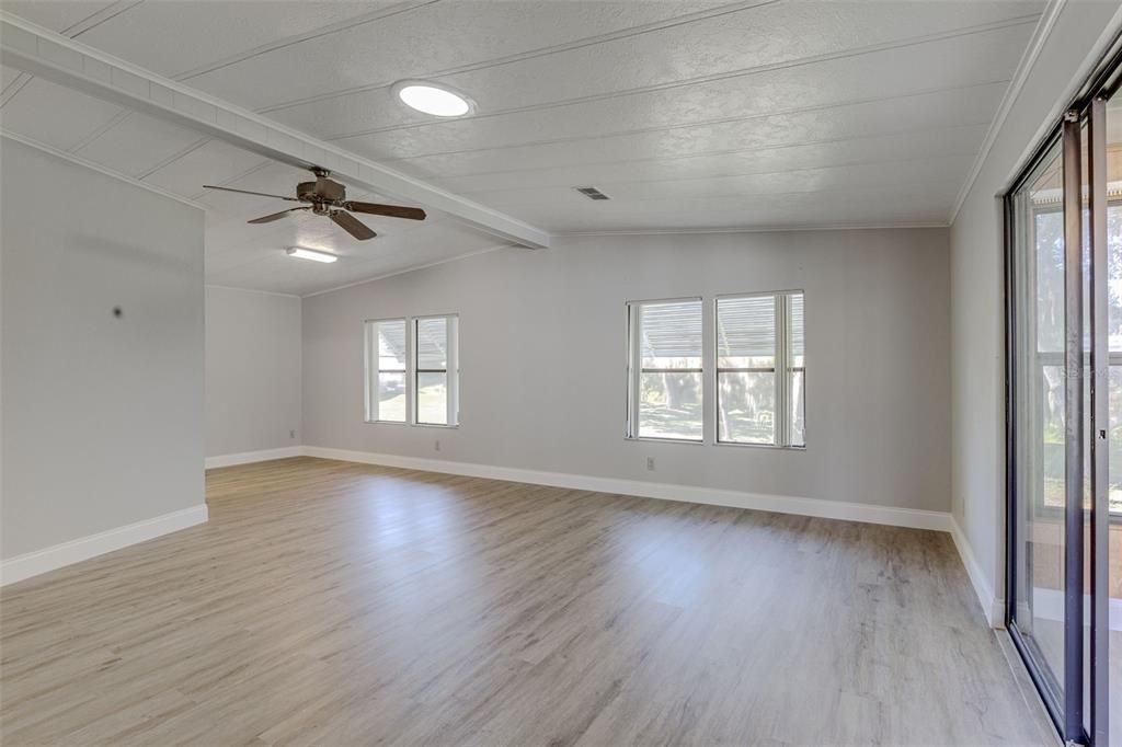 For Sale: $129,900 (2 beds, 2 baths, 1080 Square Feet)