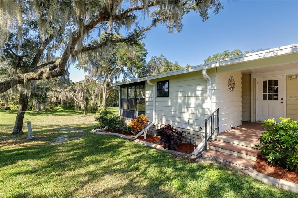 For Sale: $129,900 (2 beds, 2 baths, 1080 Square Feet)