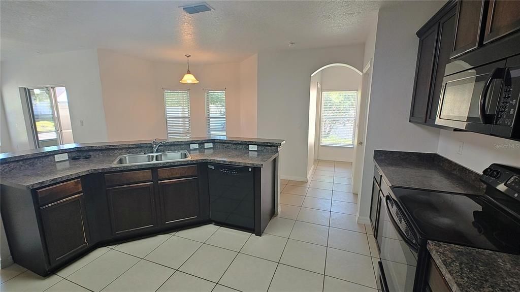 待售: $449,900 (4 贝兹, 2 浴室, 2423 平方英尺)