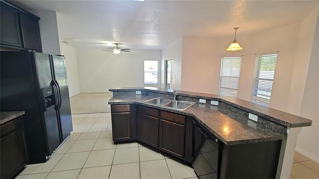 待售: $449,900 (4 贝兹, 2 浴室, 2423 平方英尺)