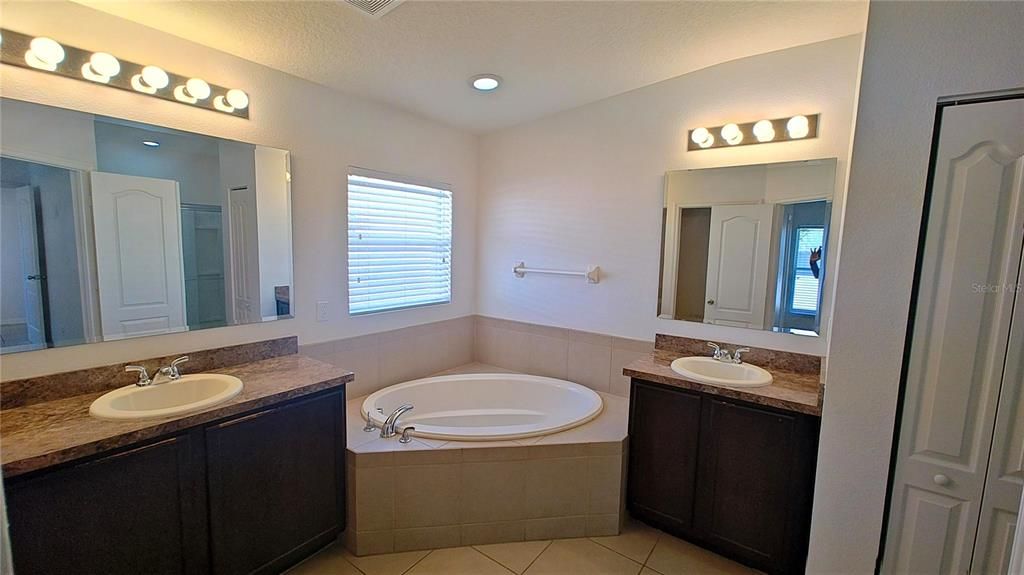 待售: $449,900 (4 贝兹, 2 浴室, 2423 平方英尺)