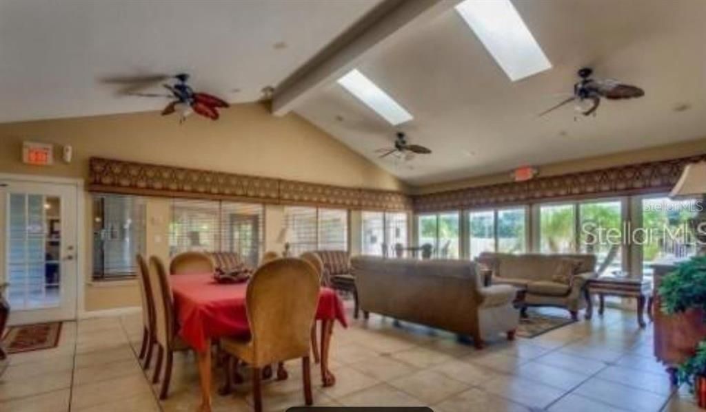 For Rent: $1,350 (1 beds, 1 baths, 525 Square Feet)