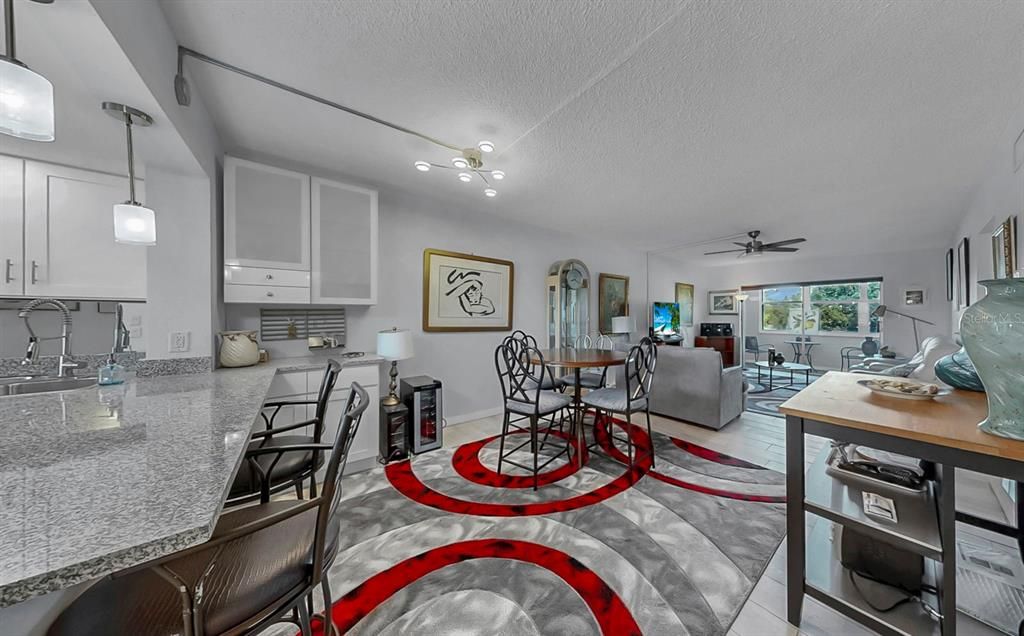 待售: $249,900 (2 贝兹, 1 浴室, 1085 平方英尺)