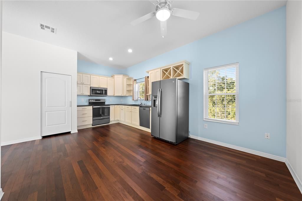 For Sale: $975,000 (6 beds, 6 baths, 3791 Square Feet)