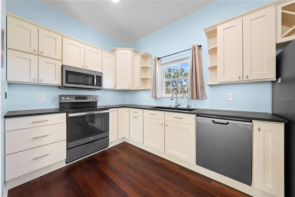 For Sale: $975,000 (6 beds, 6 baths, 3791 Square Feet)