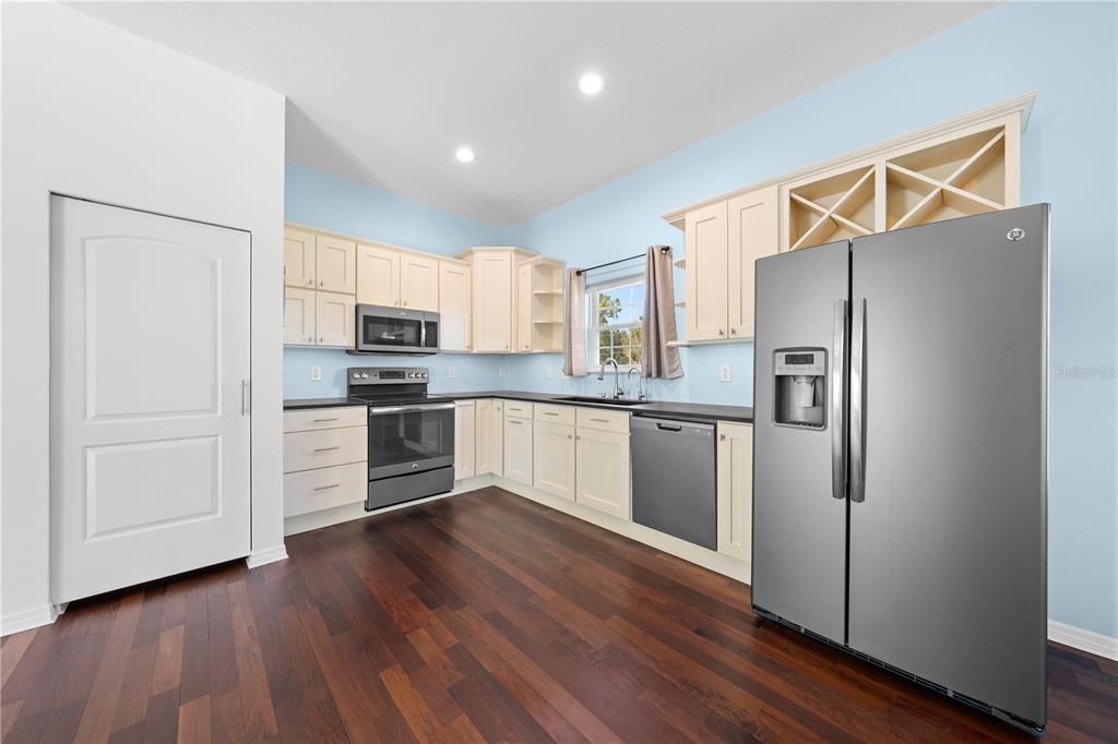 For Sale: $975,000 (6 beds, 6 baths, 3791 Square Feet)