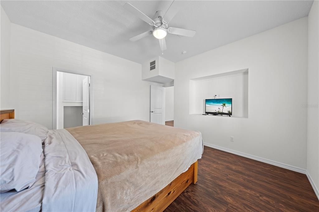 For Sale: $975,000 (6 beds, 6 baths, 3791 Square Feet)