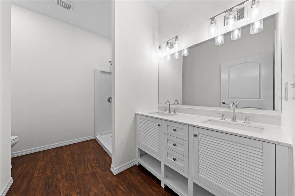 For Sale: $975,000 (6 beds, 6 baths, 3791 Square Feet)