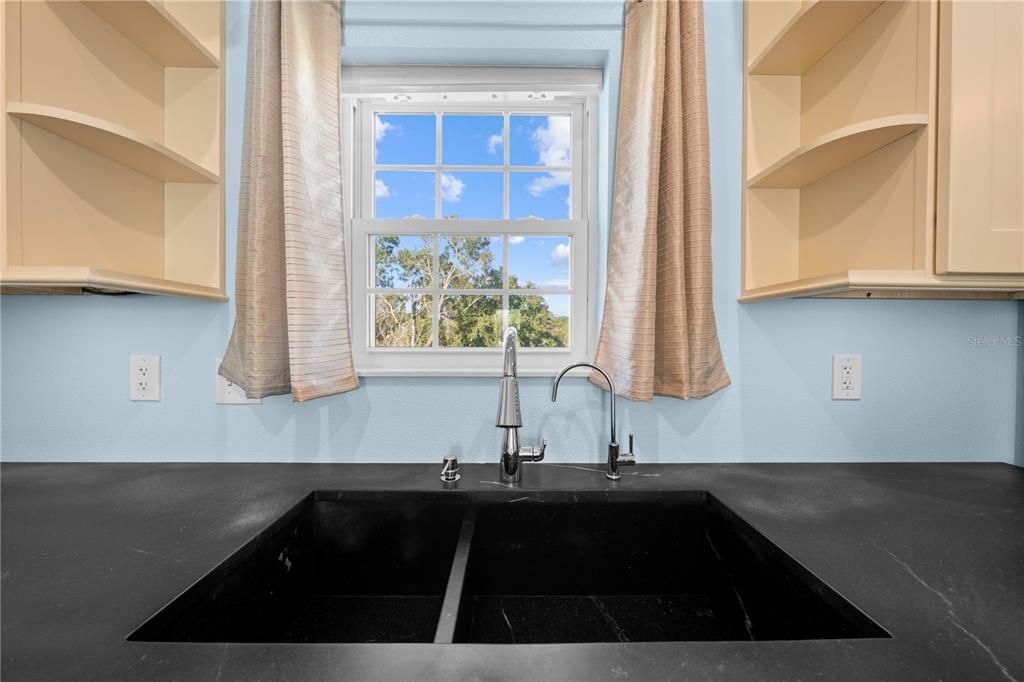 For Sale: $975,000 (6 beds, 6 baths, 3791 Square Feet)